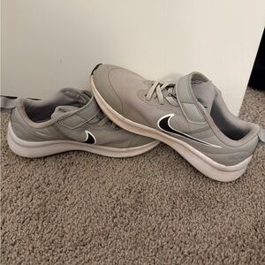 Boys - Nike athletic shoes - 1.5y